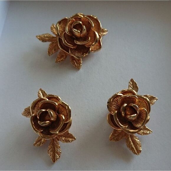 Vintage Sarah Coventry set - clip-on earrings & pin Articulated flower & leaves
